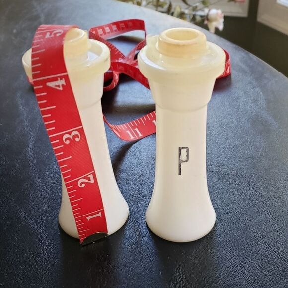 Tupperware Salt and Pepper Shakers - Picture 6 of 6